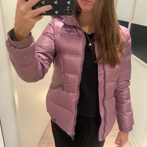 Tommy hilfiger jacka - Säljer denna så fina vinterjackan i dun från Tommy Hilfiger i storlek 164. Den är i väldigt fint skick med fina stjärn detaljer! Skriv för fler bilder eller om du har någon fråga🤍