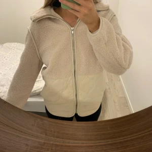 Teddyjacka från HM - Väldig fin jacka från Hm säljes då den inte kommer till användning. Storlek s men passar även m skulle jag säga 🤍
