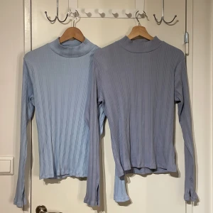 Ribbad länkarmad XL  - Färg ljusblå ljuslila ish. Lite tajt i modellen använd sällan. 200 för båda 150 för en. Priset går att diskuteras!🤍