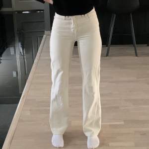Superfina ljusa raka jeans. Storlek 26/32.  Använda men i fint skick, inga fläckar eller skador. Köparen står för fraktkostnaden.😊