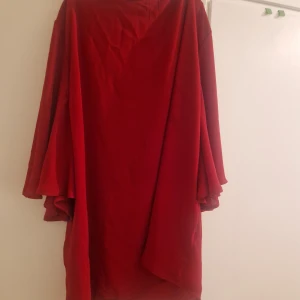 Tröja - Tröja med öppna ärmar och diamant krage i halsen, transparent med en underbar mörkröd färg