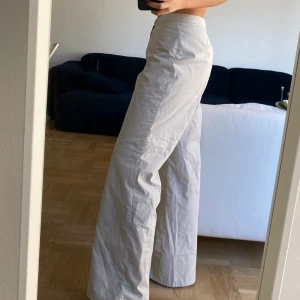 Byxor -  TIGER-byxor i ”cargo pants material”. Något korta på mig som är 171 cm💖. Färgen är gråvit! 