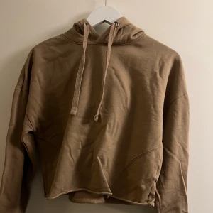 Brun hoodie - En croppad superskön hoodie från Lager157🤍🤍 skriv för mer info och fler bilder!