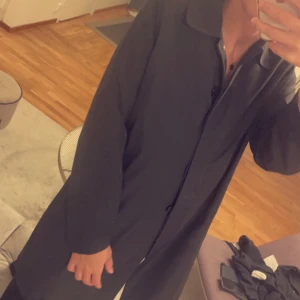 Fendi kappa  - Säljer denna fina fendikappa som jag köpte vintage förra hösten! Den är i ett fint silkigt material och fodrad inuti med fendiloggan längst fordringen! Även knapparna har Fendiloggan på. 