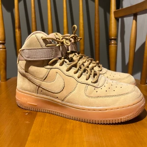 Nike High flax 38,5 - Storlek 38,5 Köpta i UK. Kamelfärgad skinn (mockaliknande). Använda endast två gånger pga för små för mig som egentligen är en 39a.  Mycket fint skick, inte en skråma.