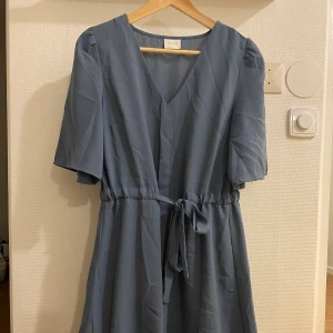 Klänning från Vila - Lite längre klänning från Vila. Köptes 2019 för ett bröllop men valde att ha en annan klänning. Därav aldrig använd. Nypris 799kr.