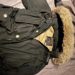 Woolrich jacka - Woolrich vinterjacka Inköpt för 8999 emporia malmö Säljer för 2750kr då jag är sugen på en ny vinterjacka. Strl L, herr storlek. Hör av er om ni vill veta mer om jackan:) Kan mötas upp i malmö:)
