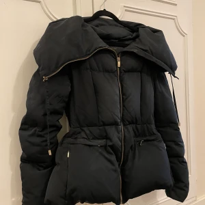 Jacka  - SÄLJER  jacka   Nypris 3000kr Mitt pris 1200kr Storlek: M  Finns i Tullinge.   Eller så fraktar jag spårbart gratis.   Skambud ignoreras då det är prutat och klart.   Först till kvarn. 