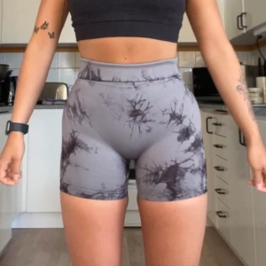 Träningsshorts storlek S - Bekväma och smickrande träningsshorts med scrunch. Använda ett fåtal gånger, nyskick. Frakt tillkommer alltid 💕