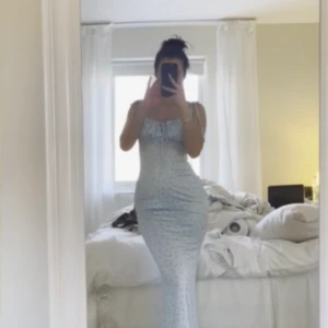 Lång blommig klänning  - En otroligt fin blommig klänning från shein. Klänningen är väldigt lång och går över mina fötter (jag är 170 cm). Man får väldigt fint kropp i klänningen!  Klänningen är oanvänd förutom när jag testat på den på bilderna.  Obs: köparen står för frakt 