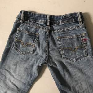 Lågmidjade o raka diesel jeans köpta secondhand❤️ säljer då de inte passar❤️har fler lågmidjade jeans i andra storlekar på min profil också❤️