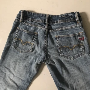 lågmidjade diesel jeans  - Lågmidjade o raka diesel jeans köpta secondhand❤️ säljer då de inte passar❤️har fler lågmidjade jeans i andra storlekar på min profil också❤️