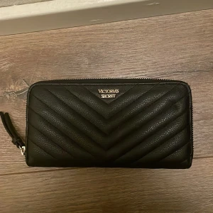 Victoria secret plånbok  - Victoria secret plånbok   Nypris 2000kr  Säljer 550kr  Prutat och klart  Skambud ignoreras   Finns i Tullinge 