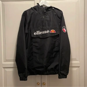 Ellesse Vindjacka - ⚡️Elesse MONT vindjacka ,färg: svart, skick: 9/10, nypris: 900kr till 1200kr, frakt: 49kr, plats: Karlskoga, Sverige ⚡️