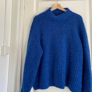 Marinblå stickad tröja - Marinblå stickad tröja från Vero Moda i storlek L💙 mycket mjukt material. Inte alls stickig 🥰