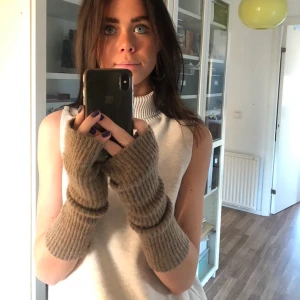 Beige topp - Trendig topp från zara i storlek S. Så snygg till höst och vinter!!😍😍 nyskick!!