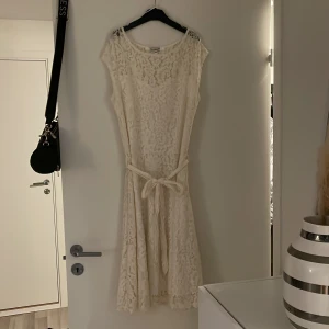 Studentklänning 150 - Toppskick, bara haft på mig den på studenten. 