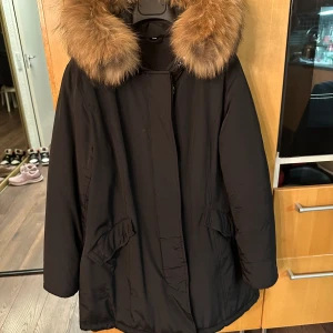 Vinterjacka  - Väldigt skön vinterjacka, inga skador finns, använd 2-3 gånger, med päls på luvan man kan ta av pälsen