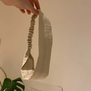 Hårband i linne - Beiget hårband i linne som jag har sytt själv 🫶 Hårbandet är sytt med resår så att det ska passa många storlekar, 79 + 13 kr i frakt om man inte vill ha spårbar 🤍