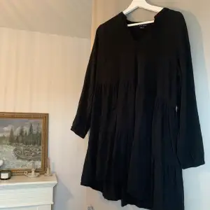 svart klänning, använd en gång. det är en liten 44 så passar bättre än som har 38-40 i storlek
