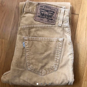 Vintage Levis 505 - Vintage Levis 505 i en ljus beige/ senaps färgad Manchester!  Väldigt ovanliga  Storlek 27/34  Pris kan diskuteras ☺️