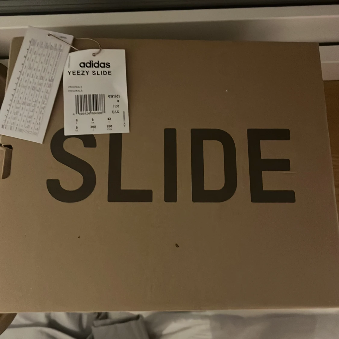 Säljer ett par yeezy slides helt äkta.