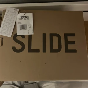 Säljer ett par yeezy slides helt äkta.  - Är lite smutsiga så jag kan tvätta dom 