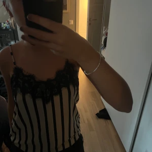 Zara linne - Säljer det här fina linnet med en slits i ryggen💗💗