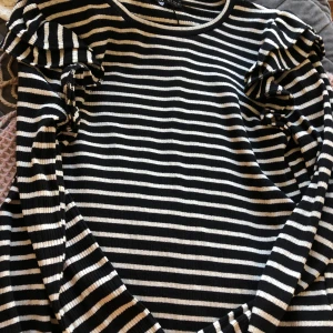 Zara tröja - Säljer min superfina tröja från zara! Aldrig använd! Köpte i Kreta denna sommaren. Buda på priset + 60kr frakt! 💓buda endast om du har pengarna och kan köpa! Strl L men passar s och m!