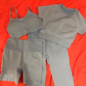 Tränning set - Tränningensset med 4 delar byxor shorts top och crop top . Det än för lite för mig:/ Använd 1 gång kan skickas via post också
