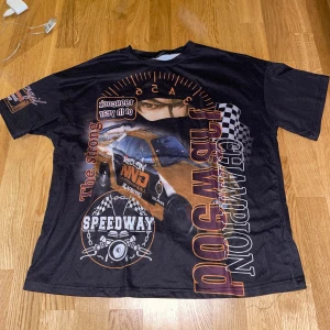 Svart T-shirt med tryck  - Skönt material med coolt tryck.