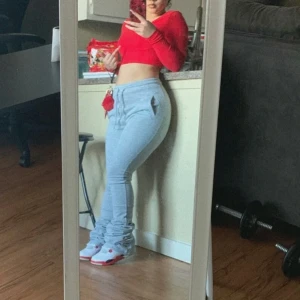 Gråa byxir - Hej säljer min byxor från som är från shein jätte fina . ( Inte mina bilder )  använder inte dom så skulle hälst vilja få bort dom så fort som möjligt 