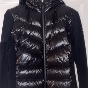 Moncler cardigan  - Moncler grenoble cardigan i nyskick. Jackan är använd Max 5 gånger. Kvitto och etiketter följer med. Storlek M men passar även S   Säljes för 5000kr  Nypris idag på monclers hemsida: 8020kr 