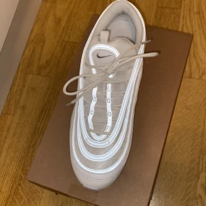 Air Max 97 Vita - Oanvända då dom ej passade, storlek 44 men är trånga i storleken