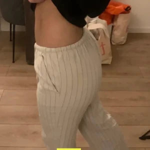 Linnebyxor  - !lånade bilder! Lågmidjade linnebyxor ifrån H&M. Knappt använda och är alltså i mycket bra skick. Kom privat för egna bilder😊 dem är lite långa på mig som är 160 men dem funkar.