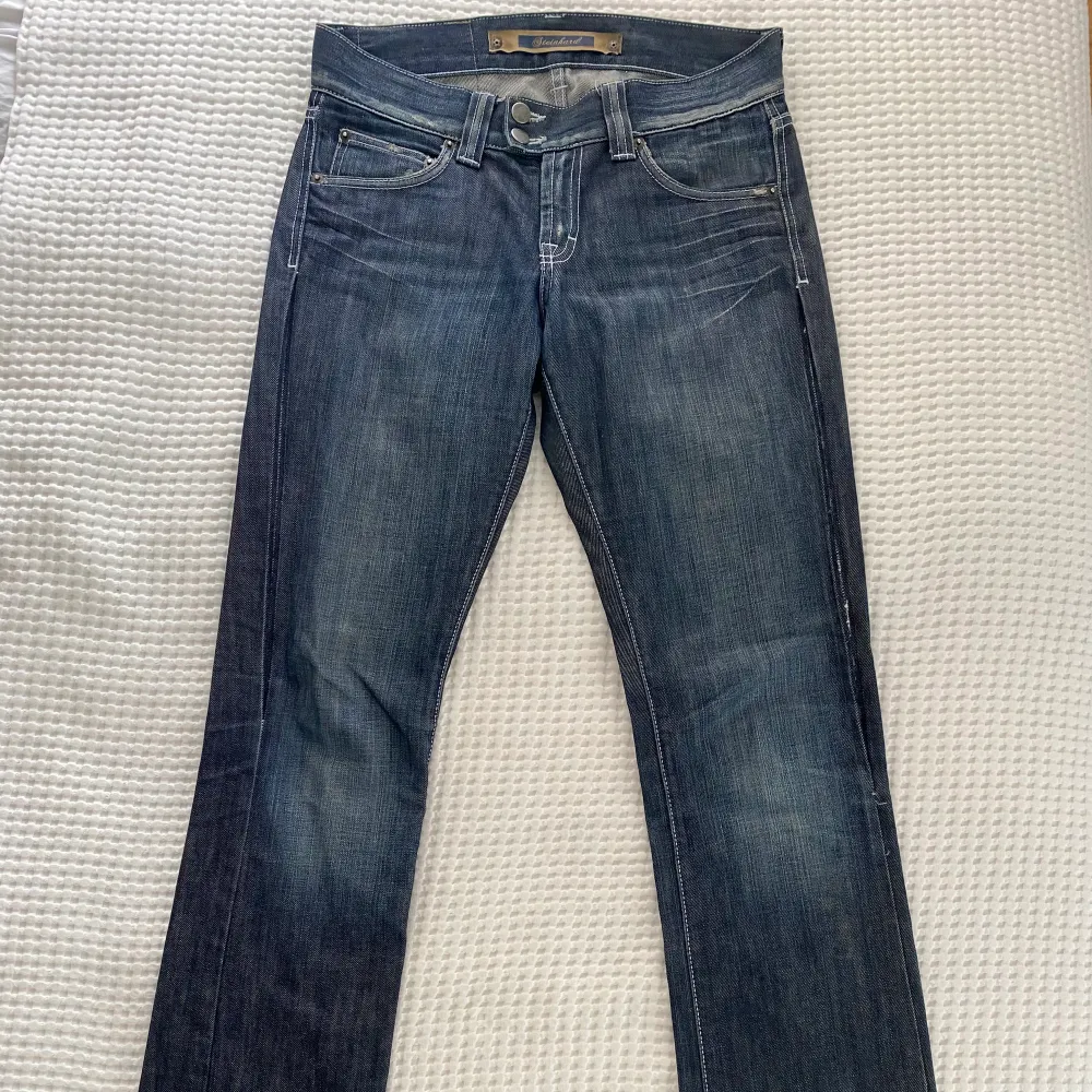 Säljer dessa vintage jeans då dom är för små för mig runt lår/midja. Lågmidjade bootcut. (Långa i benen, jag är 178 och de går över mina hälar!😍) Skriv för fler bilder!😘. Jeans & Byxor.