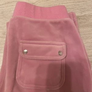 Juicy byxor i rosa - Säljer dessa väldigt fina juicy byxor i färgen satchet pink🫶🏻.Kan också tänka mig byta mot ett annat par i helst storlek XXS istället för XS.Dom är i fint skick inte sönder nånstans💕💕
