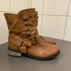 Helt nya Boots från Nelly 37 - Helt nya oanvända Boots från Nelly Storlek 37 Innermått ca 24