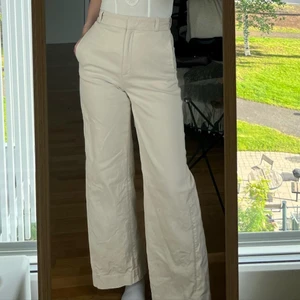 Jeans - Superfina och sköna jeans! Jag är 161 cm och bär vanligtvis S i byxor ☁️💕