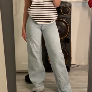 Zara jeans - Snygga slutsålda zara jeans som är sparsamt använda. Tyvärr lite för små och för långa för mig som är 163. Köpta för 400kr