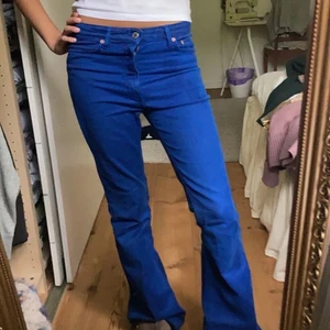 Blåa zarajeans  - Blå flared jeans fr zara. Jättecoola men kommer inte till användning