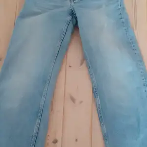 Monki jeans stl 24, modell Yoko, ljusa med ofållade benslut