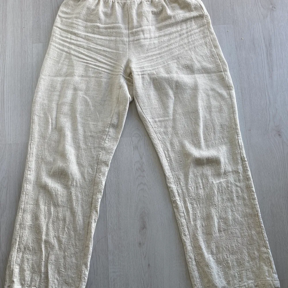 Linnebyxor från SHEIN. Jag köpte den här på Plick men dem var för små för mig. Lite kortare i modellen Stl xs/s.. Jeans & Byxor.