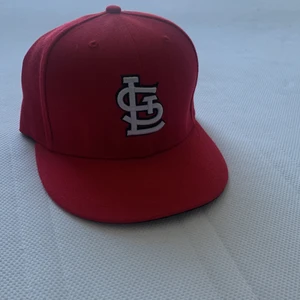 Fitted keps  - Helt ny oanvänd fitted. Mycket bra skick! Säljer då den inte kommer till användning.  Priset kan diskuteras!