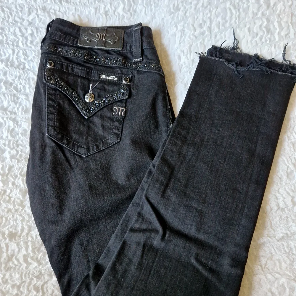 Svarta Miss Me jeans något croppade, knappt använda . Jeans & Byxor.