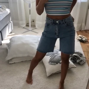 Jeans shorts  - Jeans shorts med lite ”90-tals stil” då de är lite längre. Säljer då de inte används. Storlek S. Köpare står för frakt ❤️