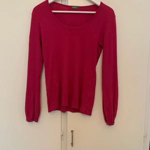 Rosa långärmad! - Jätte söt långärmad tröja i bra skick och så sjukt bekvämt material, också fin detalj med de resor aktiga i ärmens slut 😍skriv till mig privat för mer info eller intresse för att köpa ❤️(köpare står för frakt) 