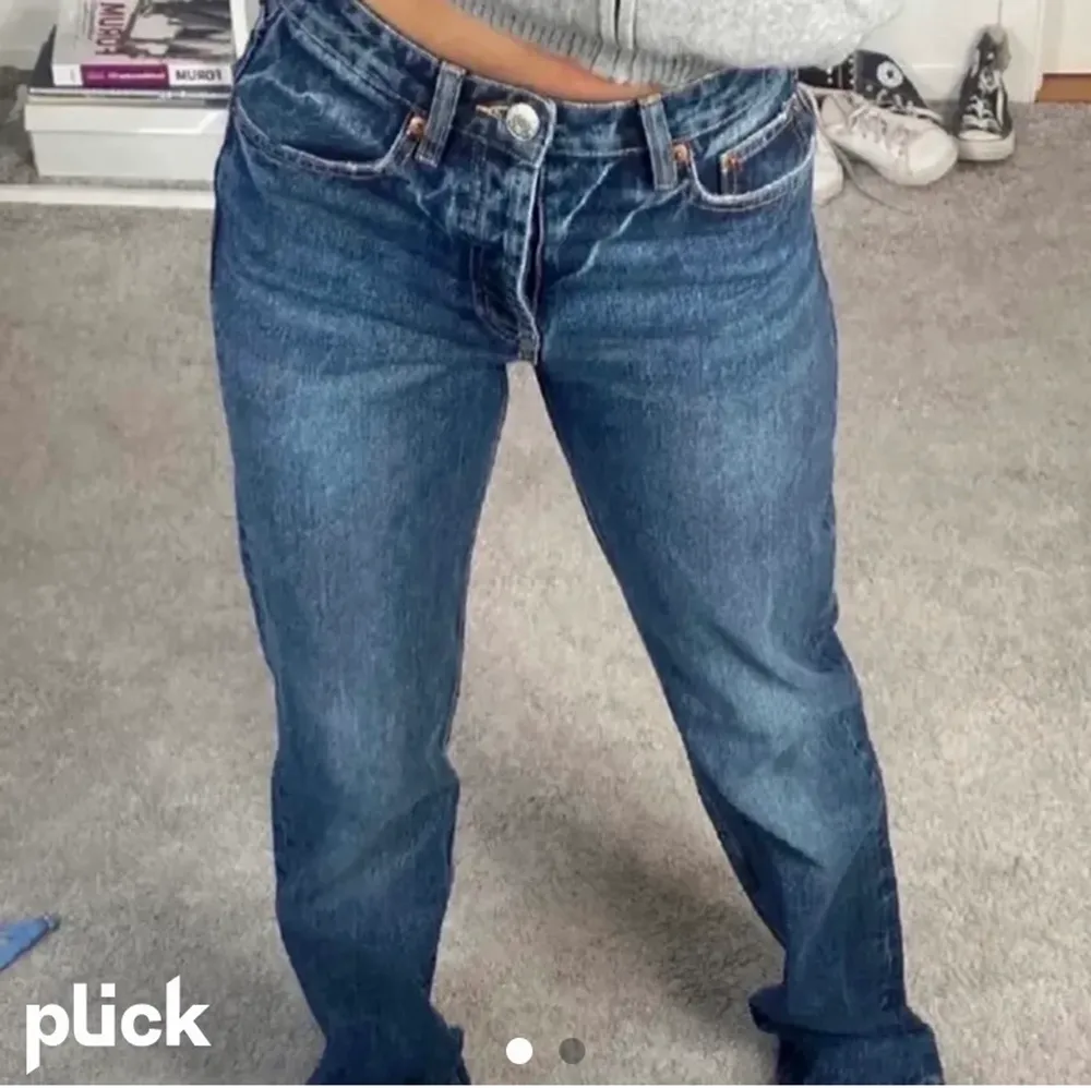 (Lånade bilder) Zaras mid rise jeans, mörkblå. Jeans & Byxor.