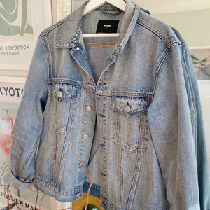 Jeansjacka Från BikBok - Jeansjacka från BikBok. Storlek L, true-to-size💜