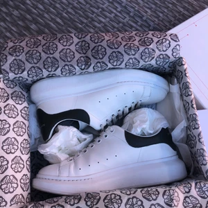 Alexander Mqueen - Använda fåtal gånger. Köpta från miinto. Får med kvitto och skolåda. Köparen betalar frakt